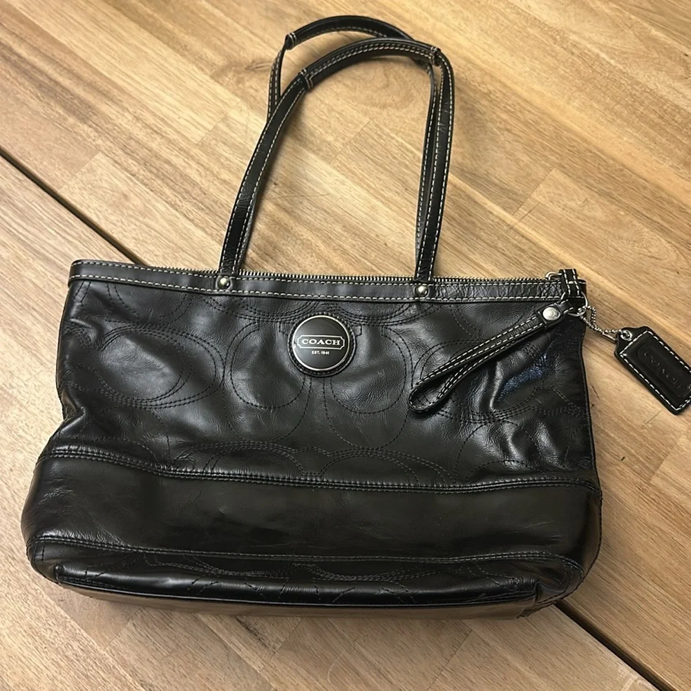 COACH PATENT LEATHER SHOULDER BAG